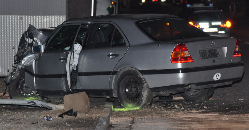 VU mit Fahrerflucht Koeln Loevenich P09.JPG